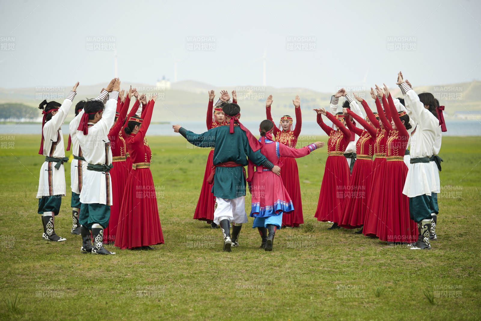 那达慕大会上表演的蒙古族传统舞蹈图片