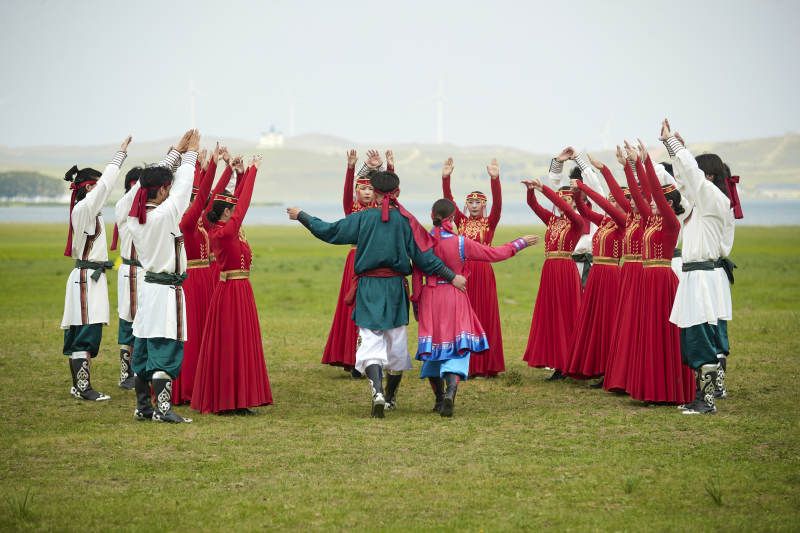 那达慕大会上表演的蒙古族传统舞蹈图片