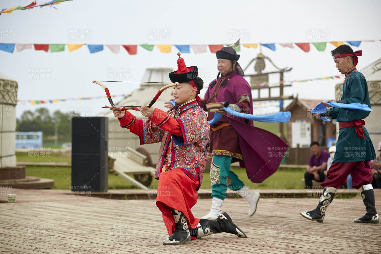 草原上的传统蒙古族婚礼仪式图片