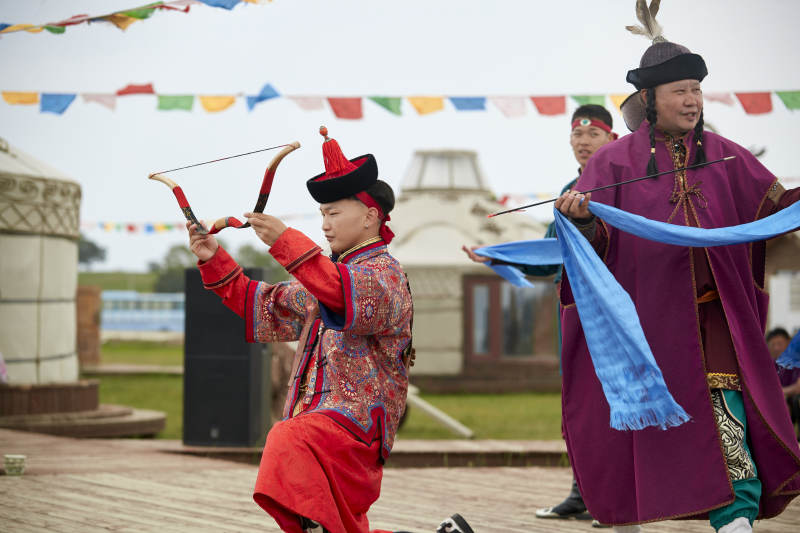 草原上的传统蒙古族婚礼仪式图片