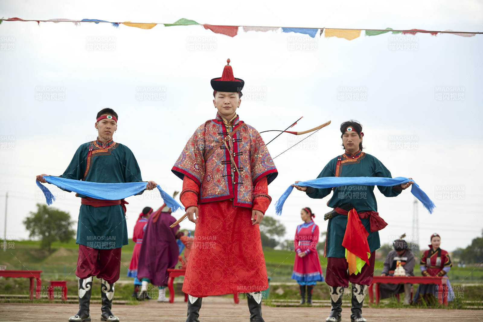 草原上的传统蒙古族婚礼仪式图片