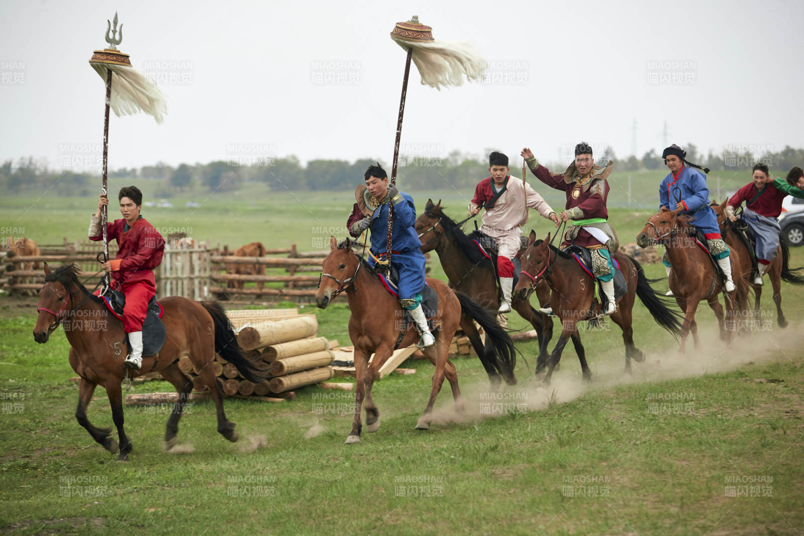 草原那达慕大会上骑着马的蒙古演员图片