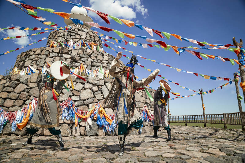 草原上的蒙古萨满祭祀表演的舞蹈舞者图片