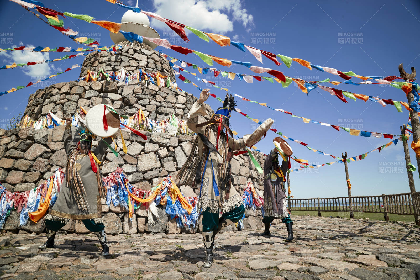 草原上的蒙古萨满祭祀表演的舞蹈舞者图片