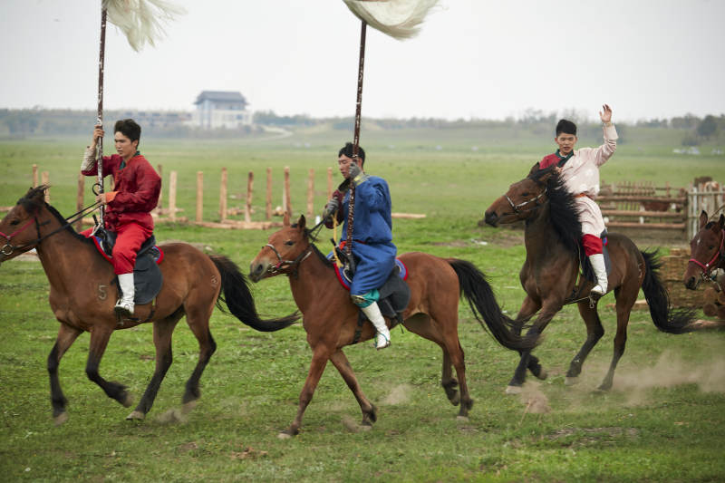 草原那达慕大会上骑着马的蒙古演员图片