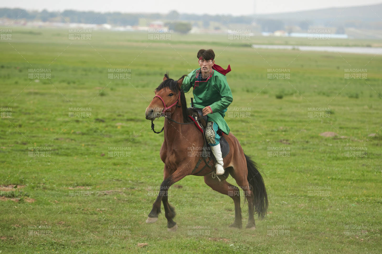 草原那达慕大会上骑着马的蒙古演员图片