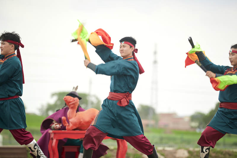 那达慕大会上表演的蒙古族传统舞蹈图片