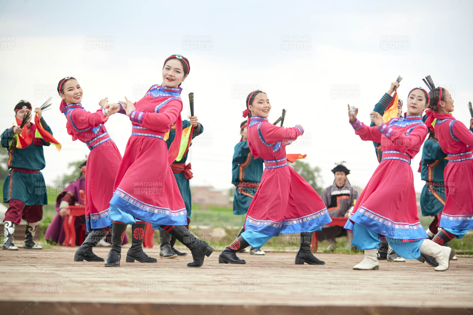 那达慕大会上表演的蒙古族传统舞蹈图片