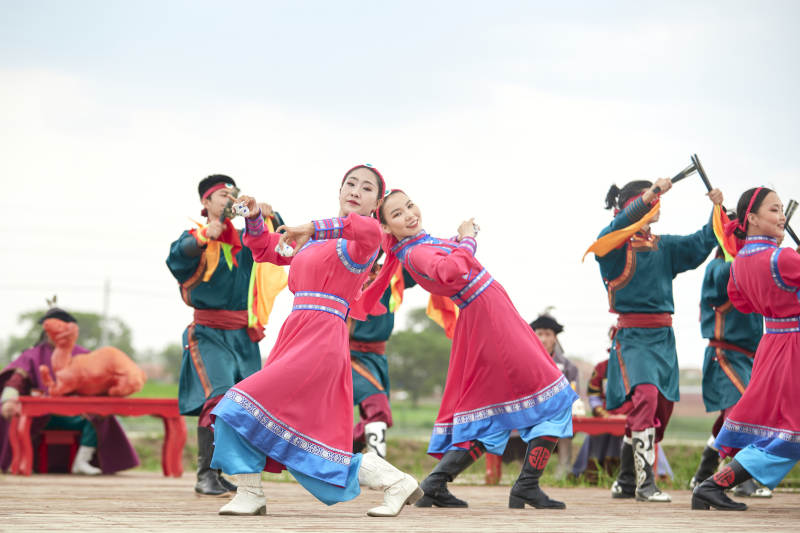 那达慕大会上表演的蒙古族传统舞蹈图片