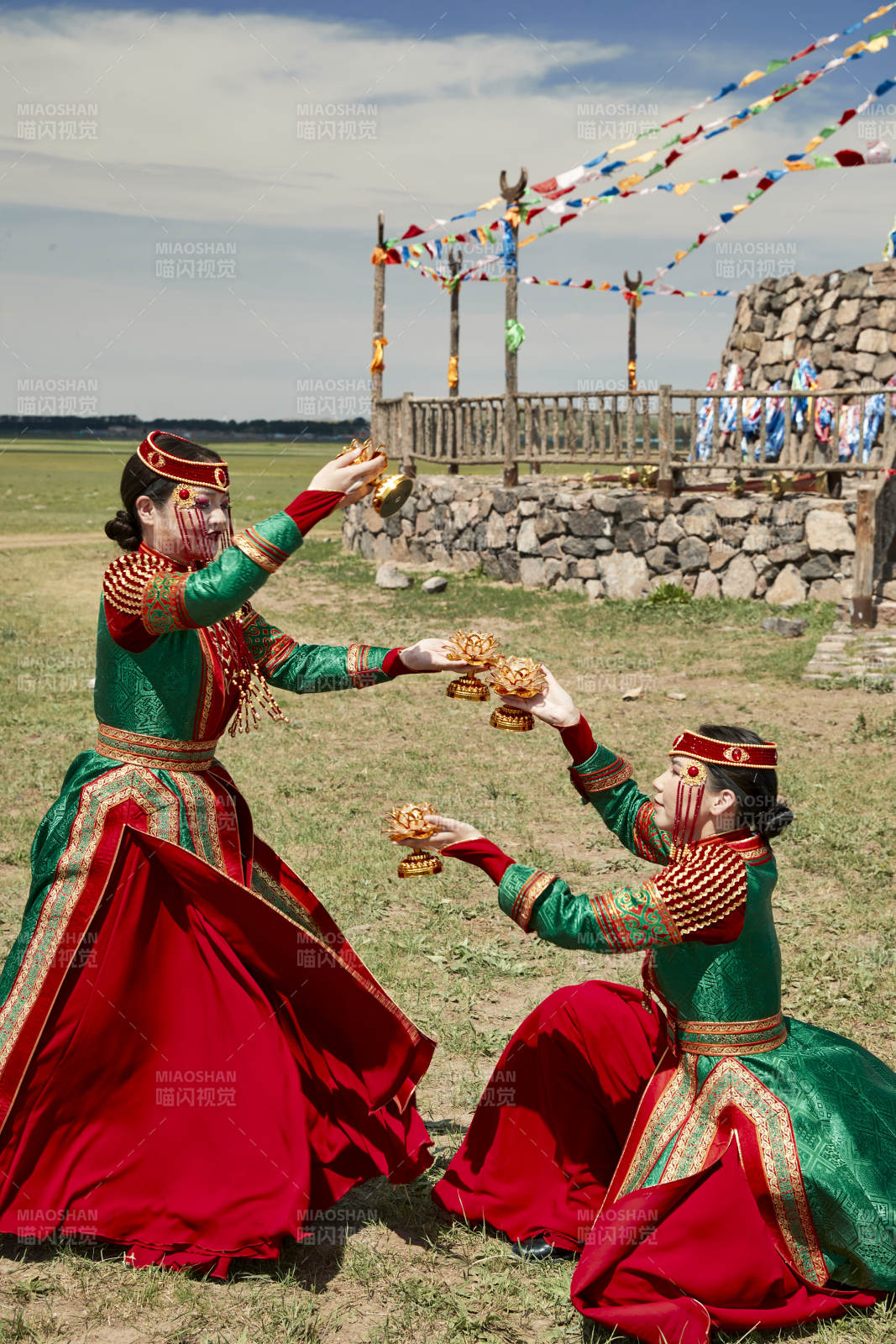 那达慕大会上表演的蒙古族传统舞蹈图片