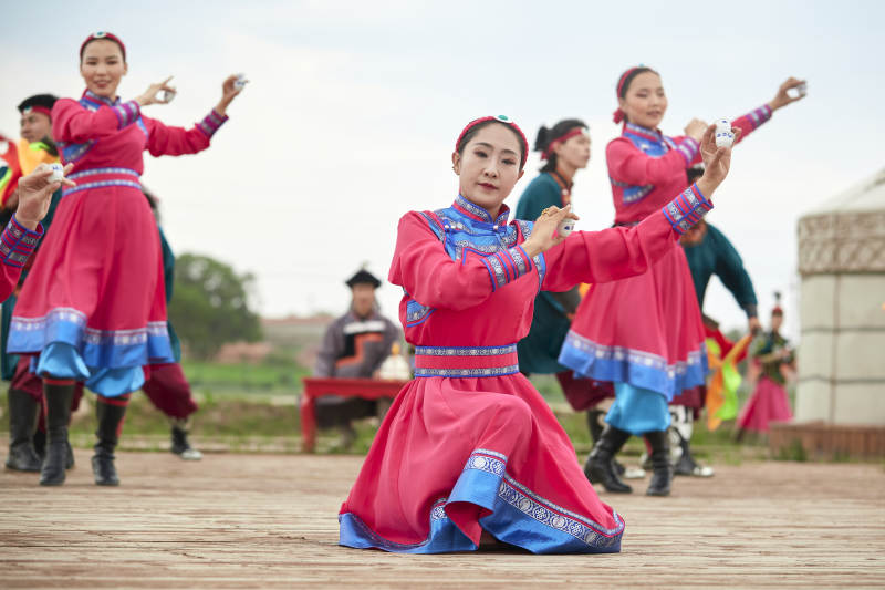 那达慕大会上表演的蒙古族传统舞蹈图片