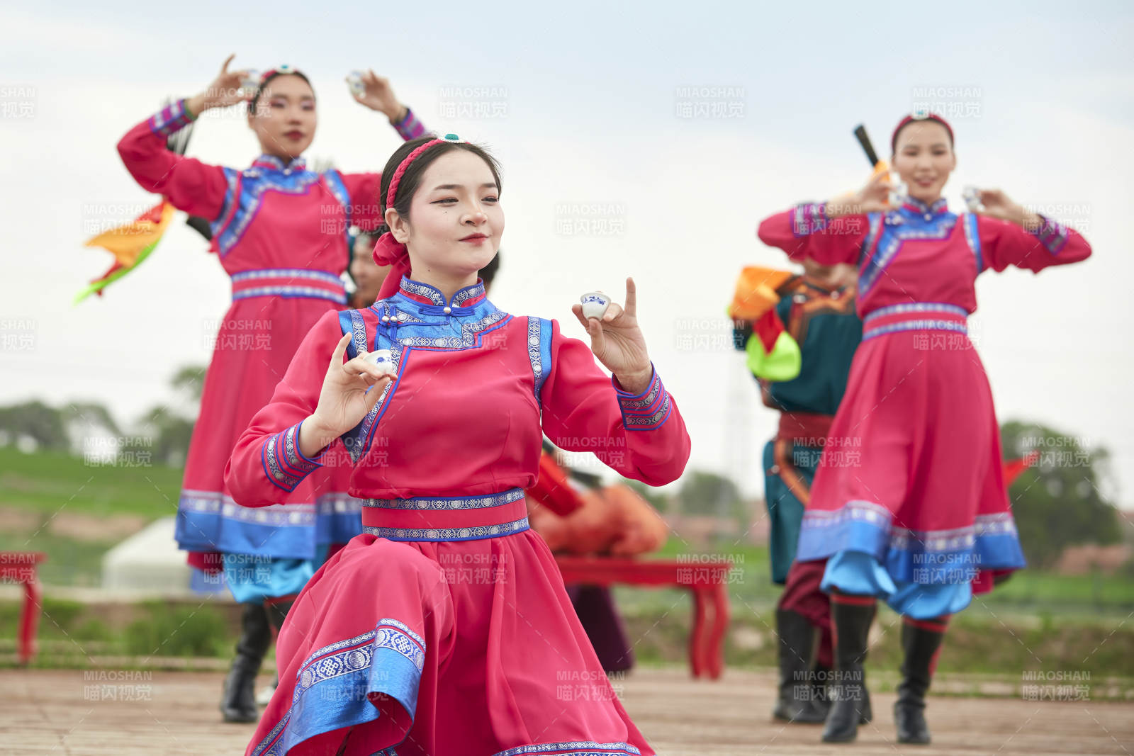 那达慕大会上表演的蒙古族传统舞蹈图片