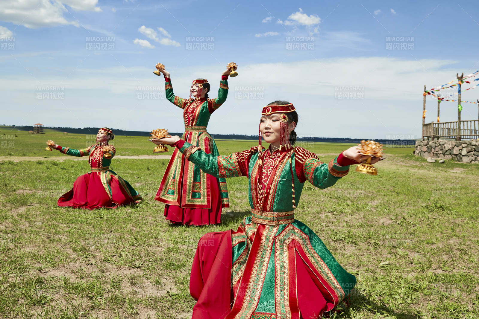 那达慕大会上表演的蒙古族传统舞蹈图片