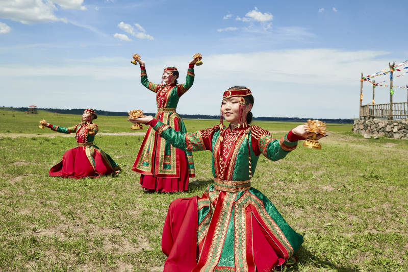 那达慕大会上表演的蒙古族传统舞蹈图片
