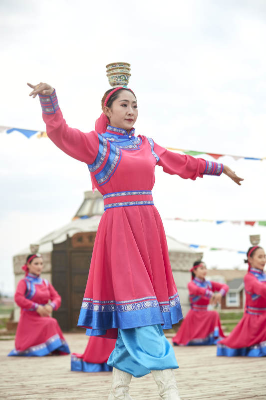那达慕大会上表演的蒙古族传统舞蹈图片