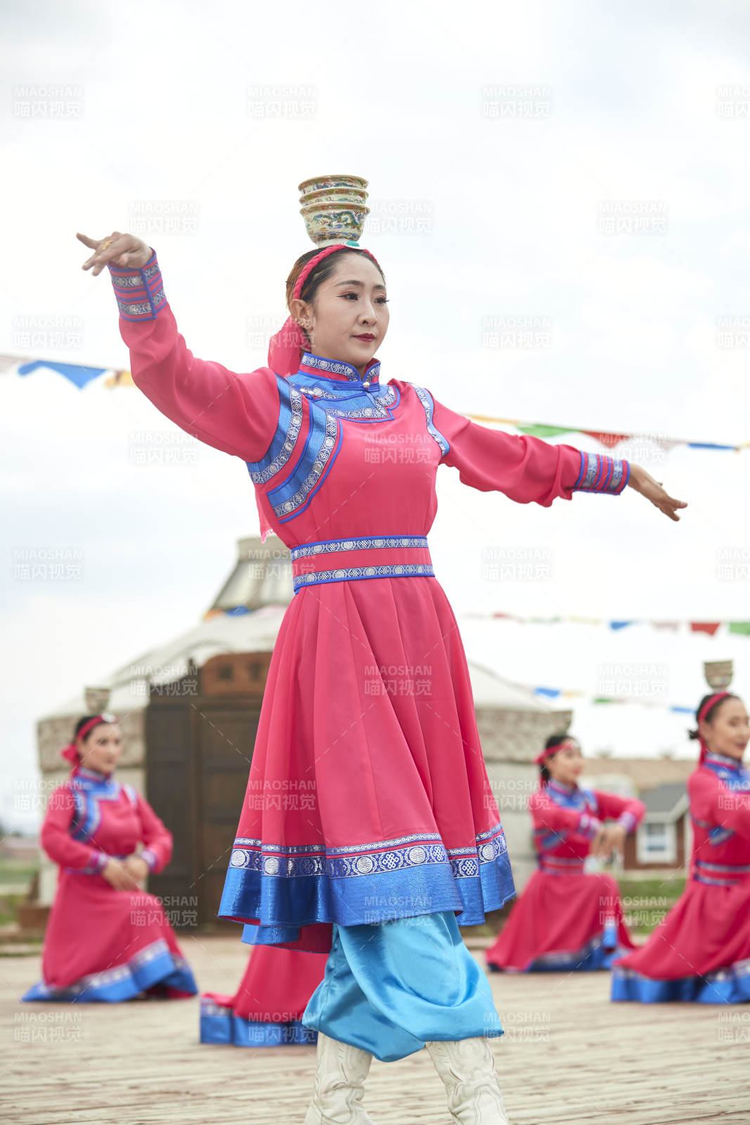 那达慕大会上表演的蒙古族传统舞蹈图片