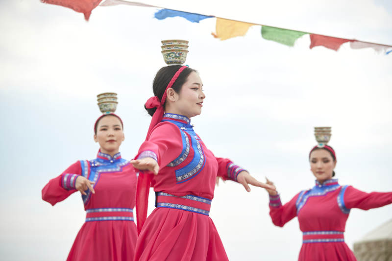 那达慕大会上表演的蒙古族传统舞蹈图片