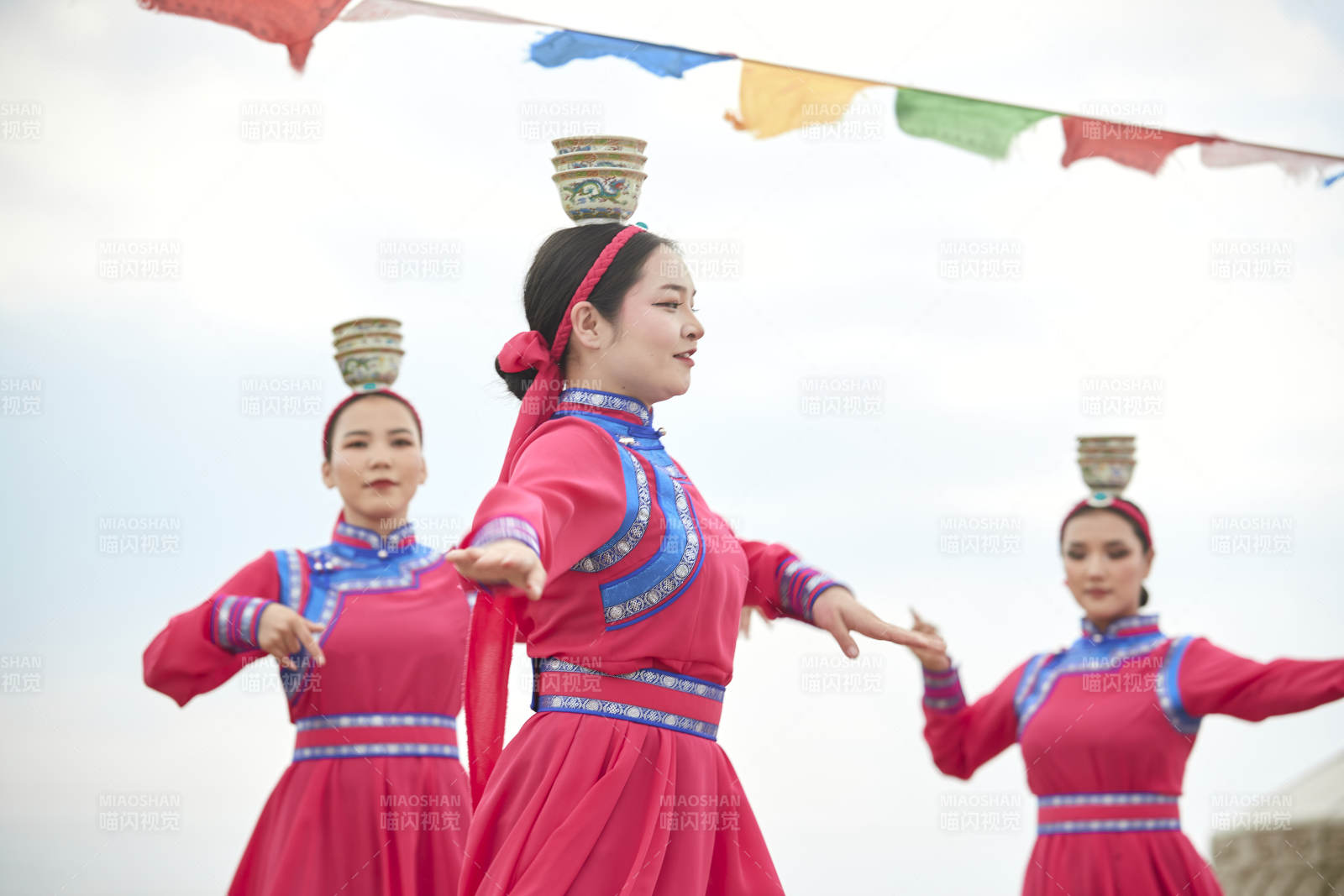 那达慕大会上表演的蒙古族传统舞蹈图片