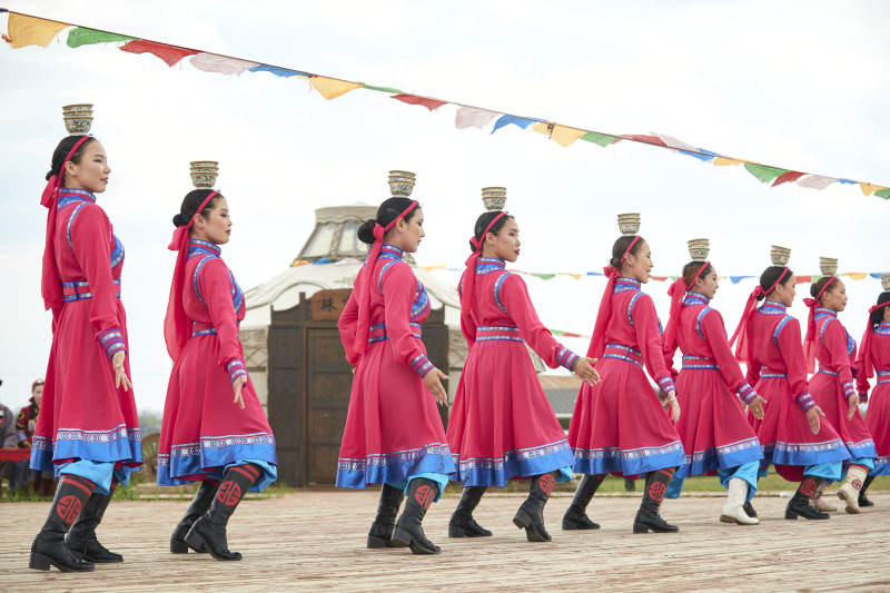 那达慕大会上表演的蒙古族传统舞蹈图片