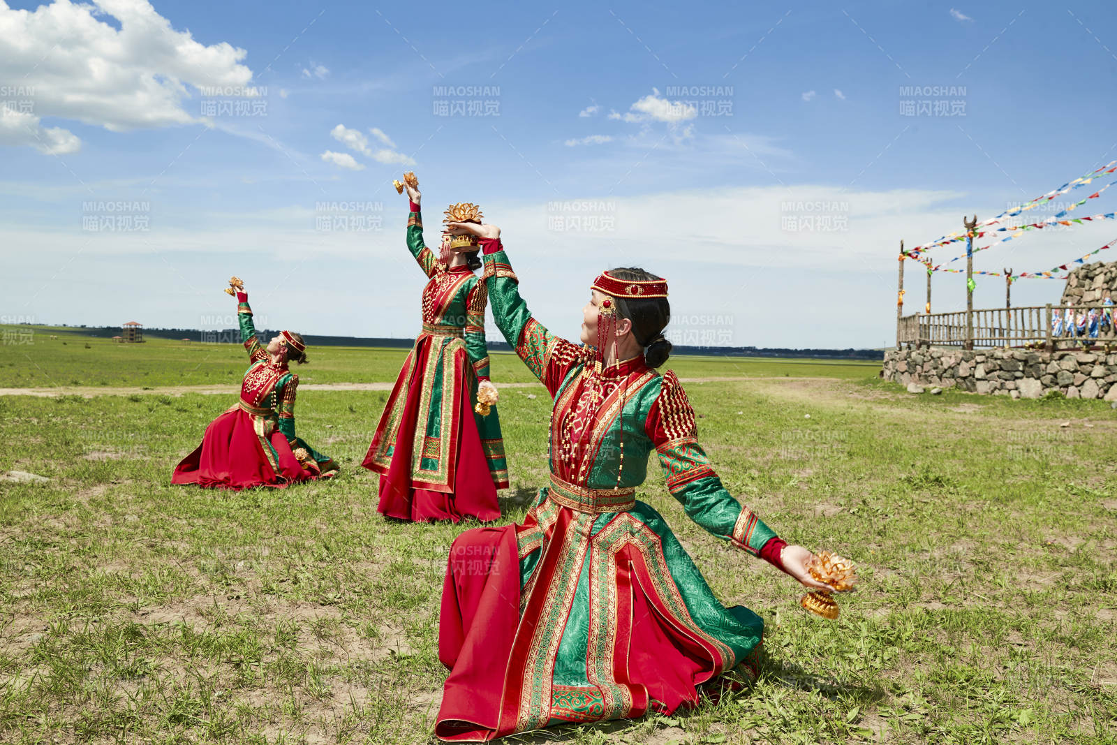 那达慕大会上表演的蒙古族传统舞蹈图片