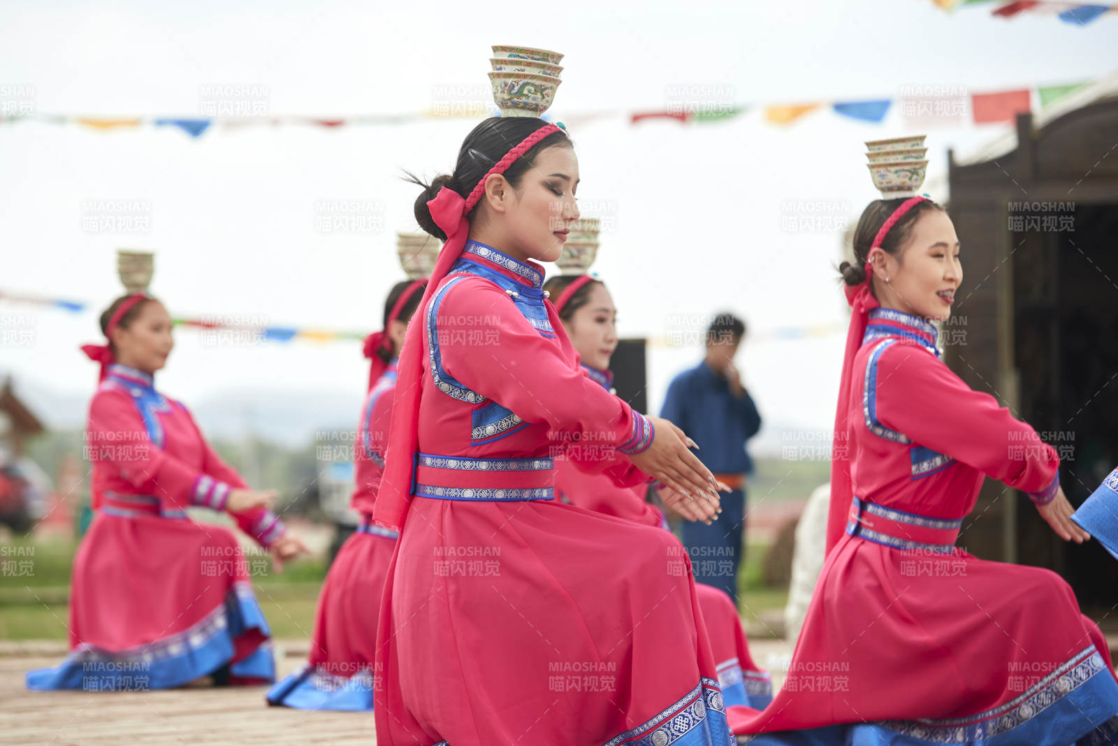 那达慕大会上表演的蒙古族传统舞蹈图片