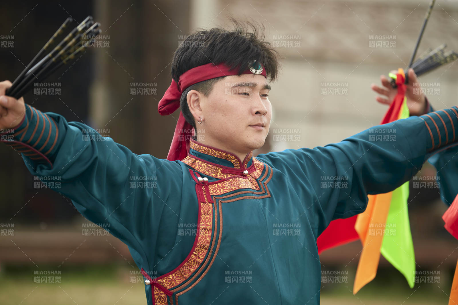 那达慕大会上表演的蒙古族传统舞蹈图片