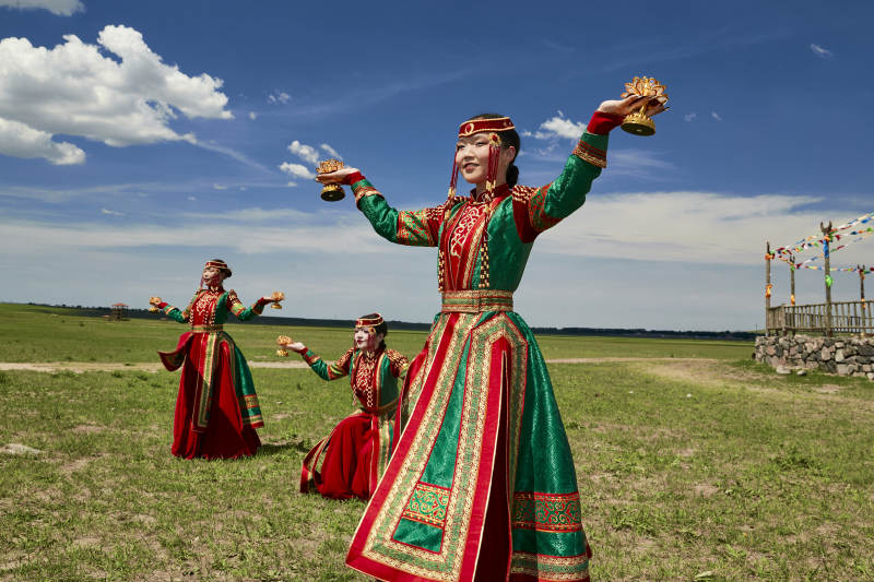 那达慕大会上表演的蒙古族传统舞蹈图片