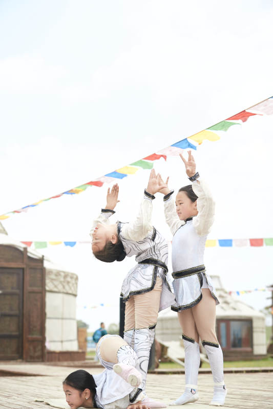 进行柔术体操杂技表演的三个少女图片