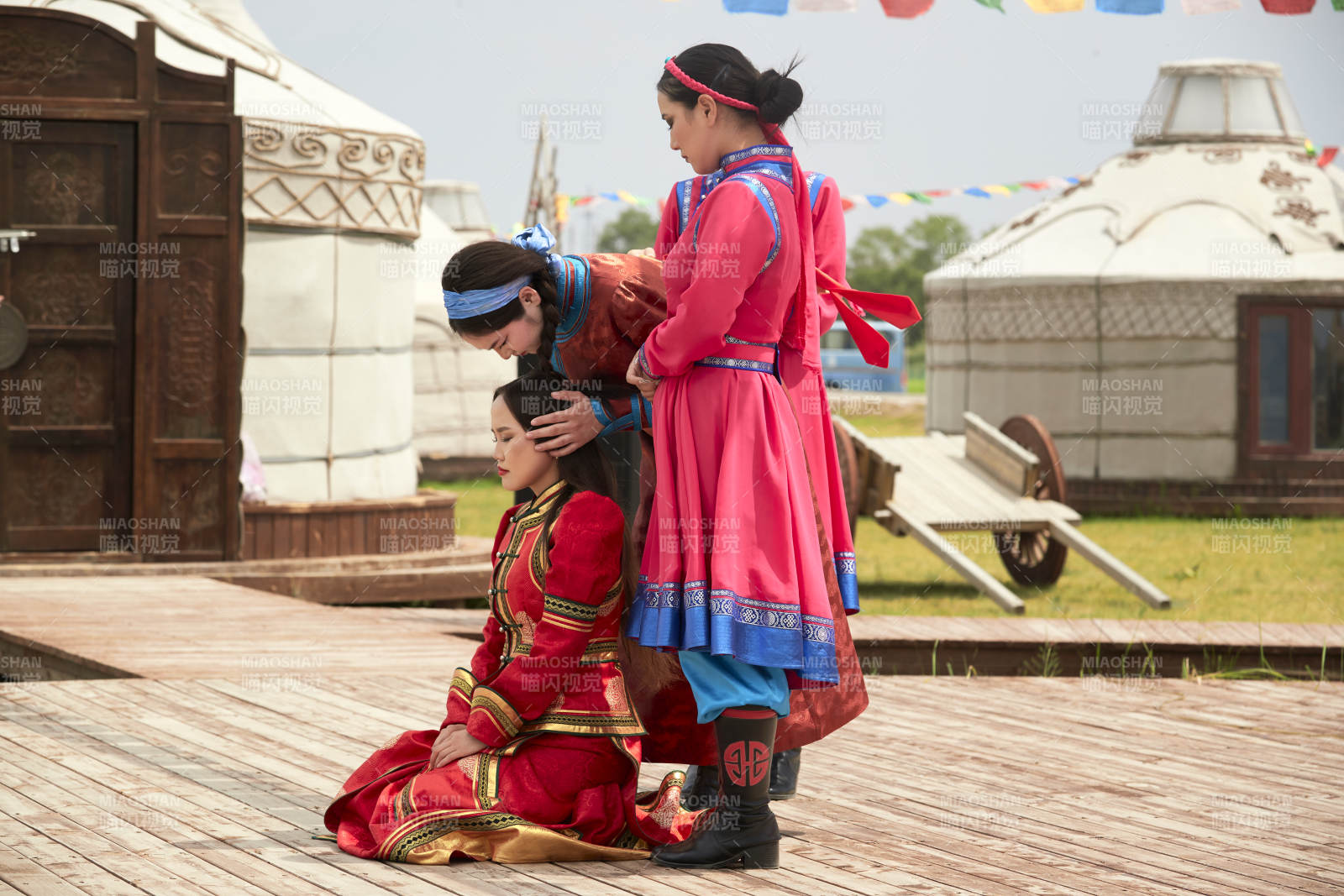 草原上的传统蒙古族婚礼仪式图片