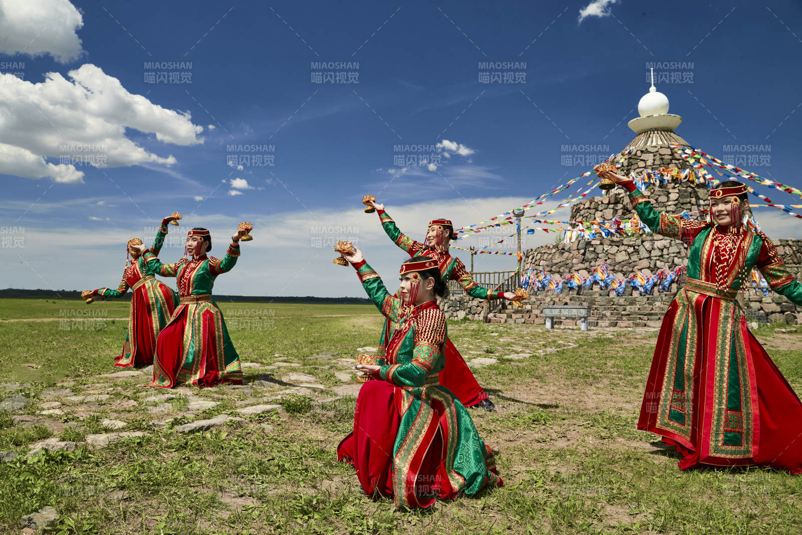 那达慕大会上表演的蒙古族传统舞蹈图片