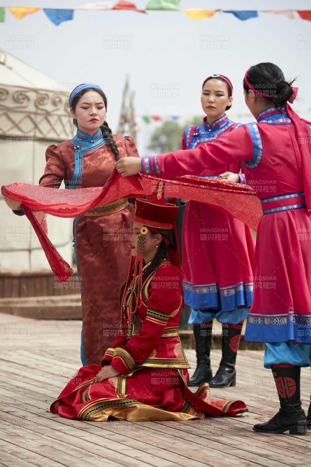 草原上的传统蒙古族婚礼仪式图片