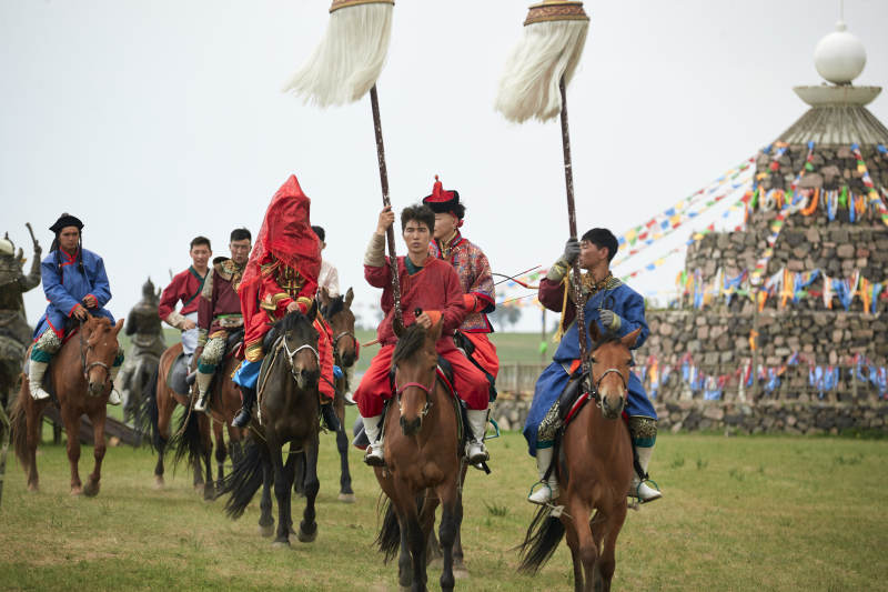 草原上的传统蒙古族婚礼仪式图片