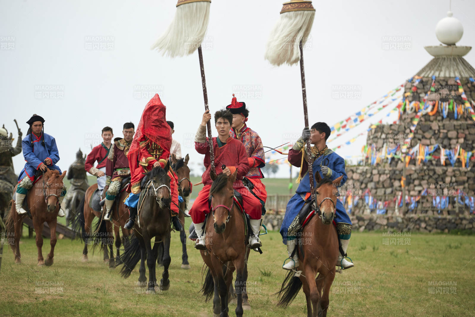 草原上的传统蒙古族婚礼仪式图片