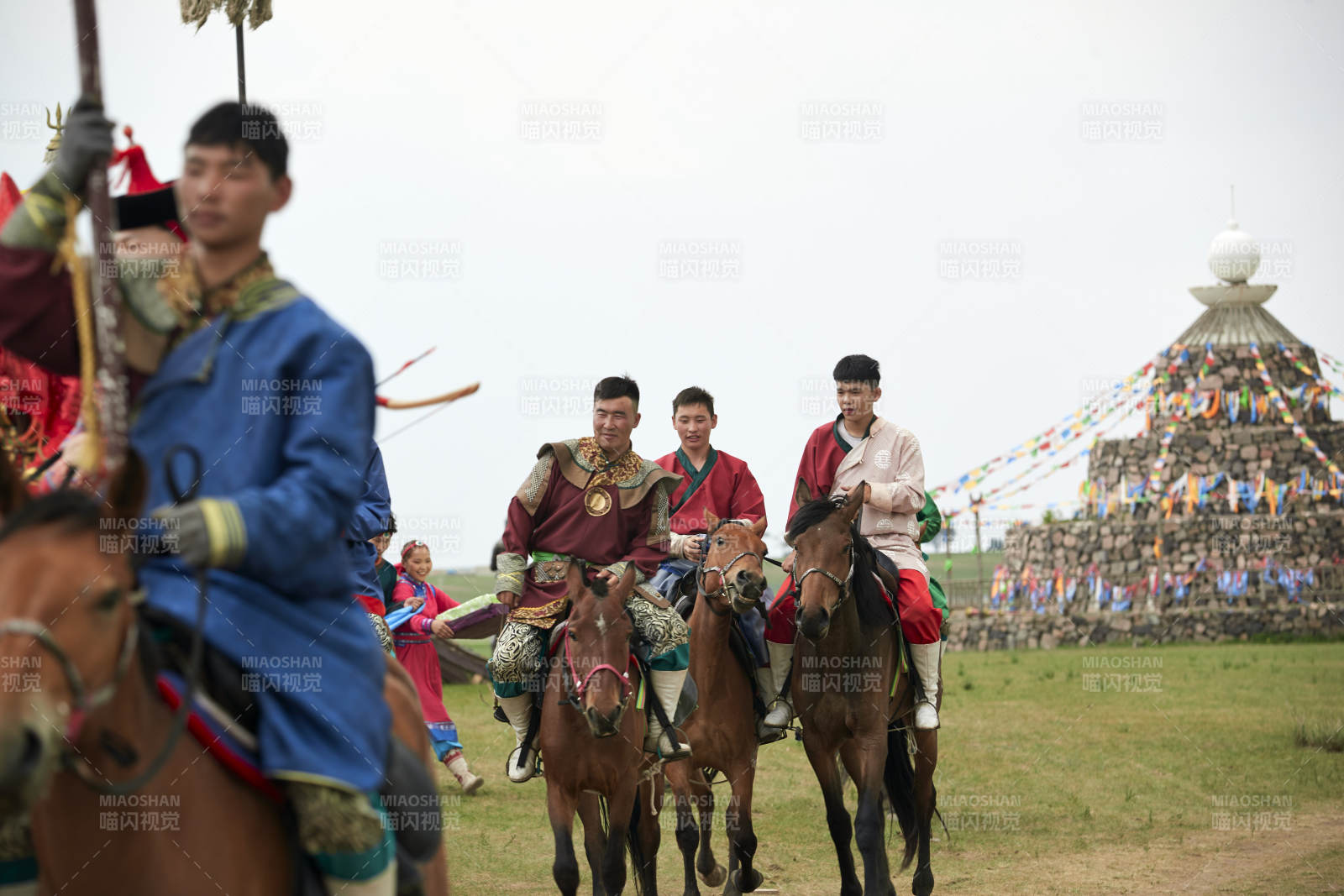 草原上的传统蒙古族婚礼仪式图片