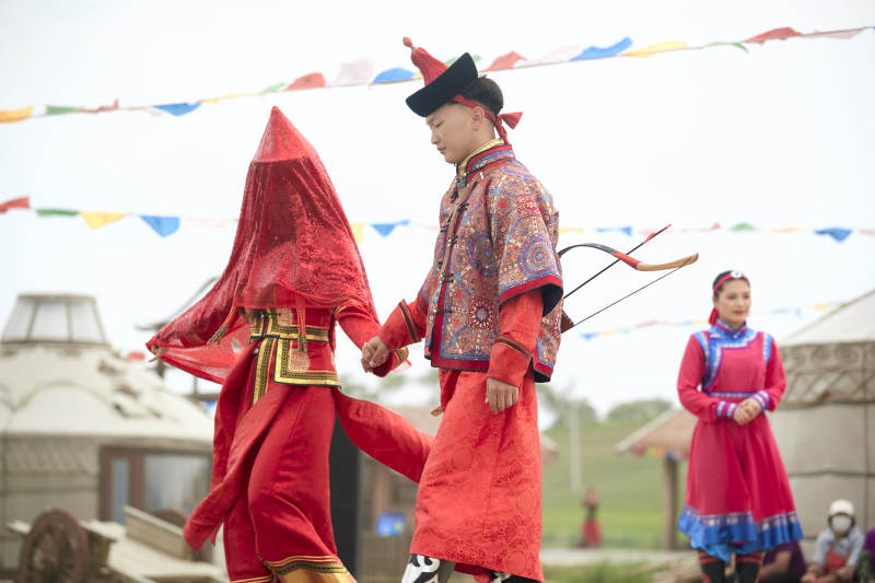 草原上的传统蒙古族婚礼仪式图片