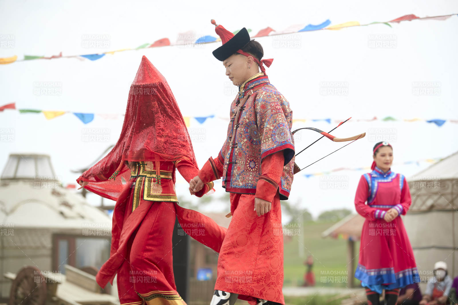 草原上的传统蒙古族婚礼仪式图片