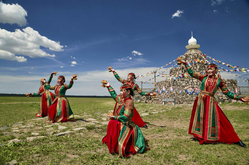 那达慕大会上表演的蒙古族传统舞蹈图片