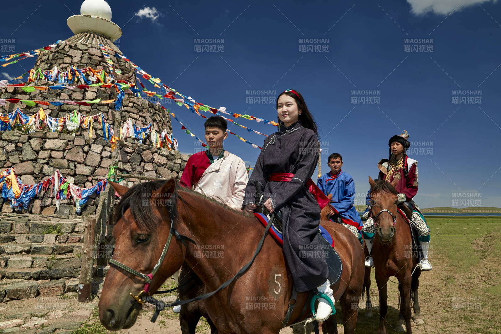 草原那达慕大会上骑着马的蒙古演员图片