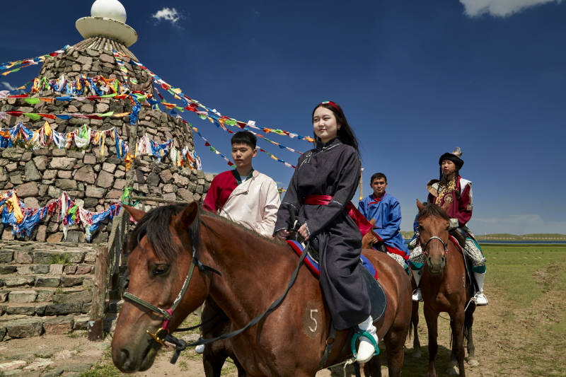 草原那达慕大会上骑着马的蒙古演员图片