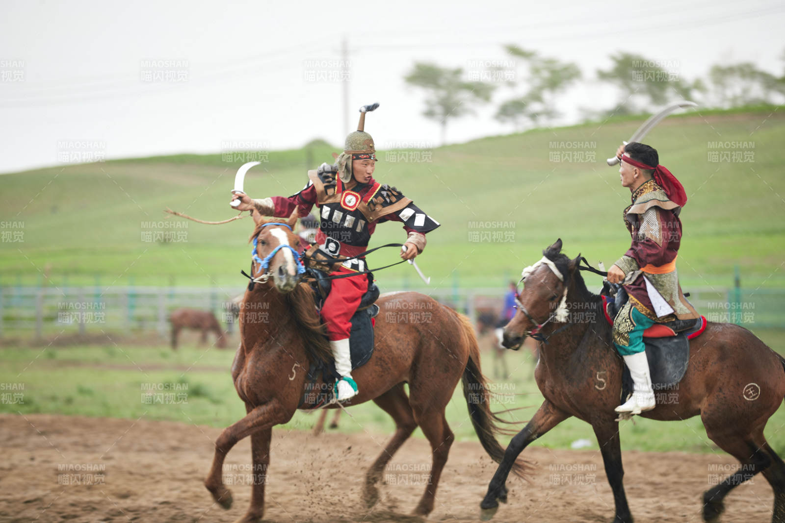 在草原景区表演的蒙古古代骑马打仗演出图片