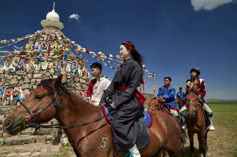 草原那达慕大会上骑着马的蒙古演员图片