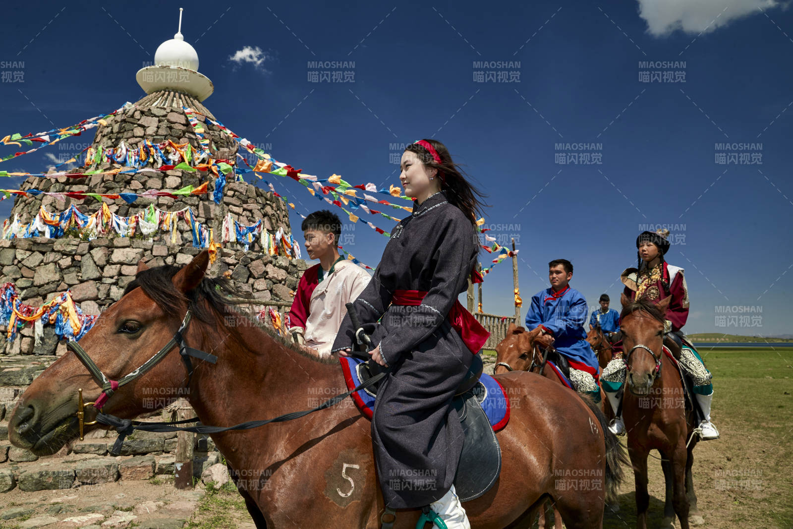 草原那达慕大会上骑着马的蒙古演员图片