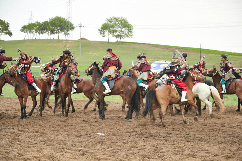 在草原景区表演的蒙古古代骑马打仗演出图片
