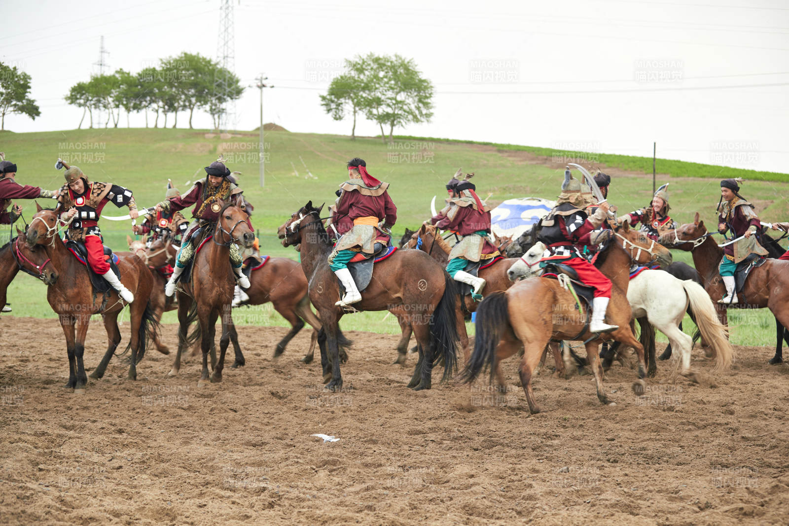 在草原景区表演的蒙古古代骑马打仗演出图片
