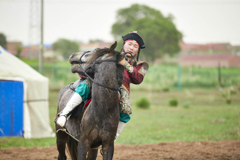 在草原景区表演的蒙古古代骑马打仗演出图片
