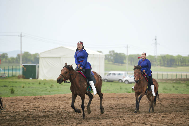 河北省沽源县库伦淖尔景区的蒙古马术表演图片