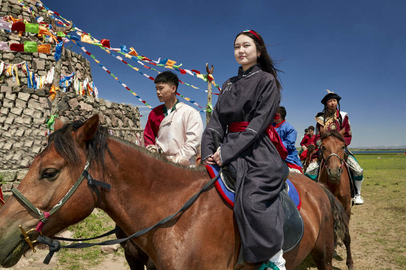 草原那达慕大会上骑着马的蒙古演员图片