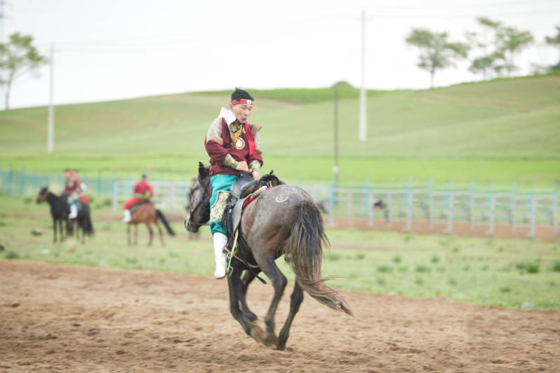 河北省沽源县库伦淖尔景区的蒙古马术表演图片