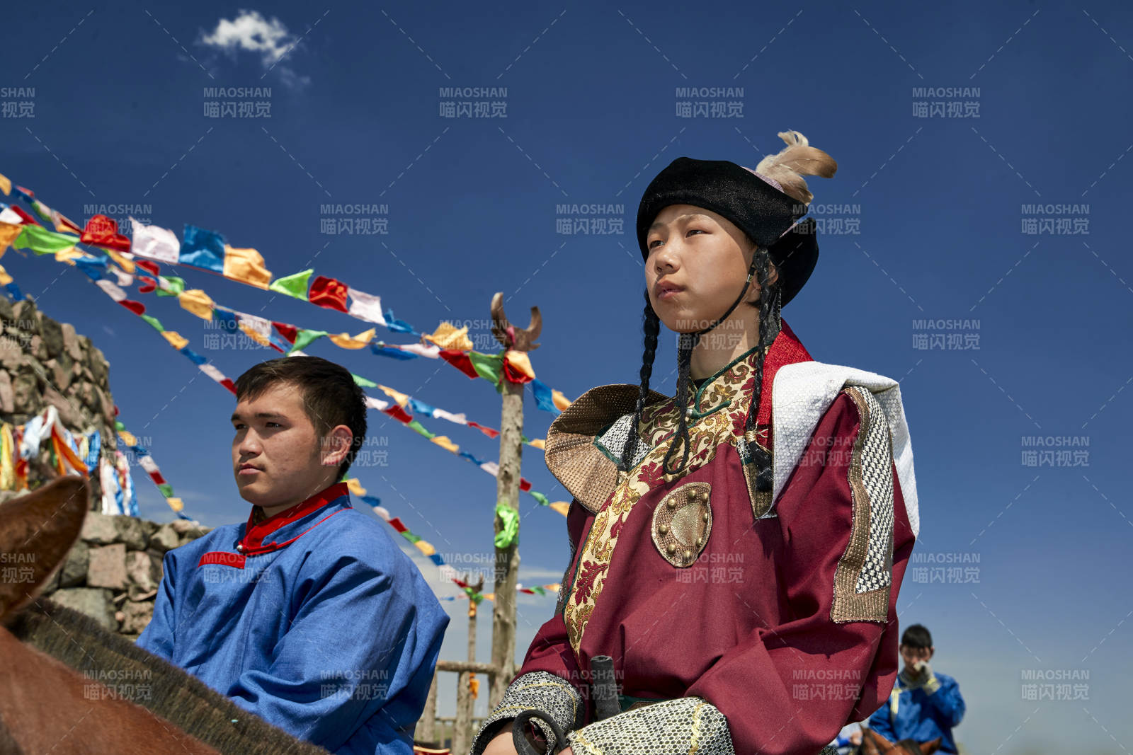 草原那达慕大会上骑着马的蒙古演员图片