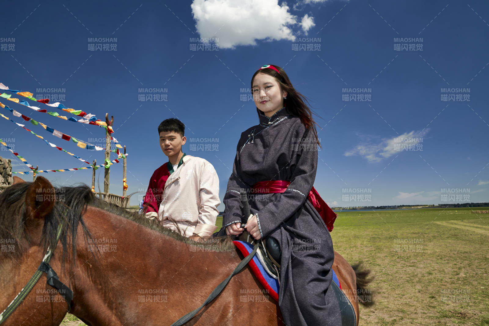 草原那达慕大会上骑着马的蒙古演员图片